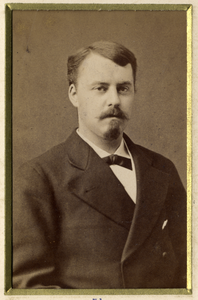 221494 Portret van mr. M.C. Bisdom, geboren 1855, directeur van de Stichtse Bank te Utrecht. Borstbeeld rechts.